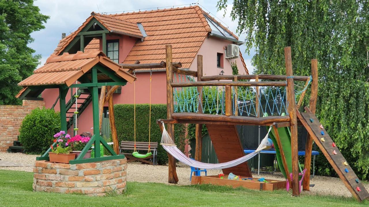 Penzion Na Lednické Hlohovec Exteriér fotografie